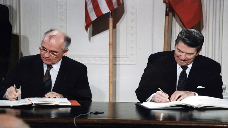 Michail Gorbatschow & Ronald Reagan INF-Vertrag