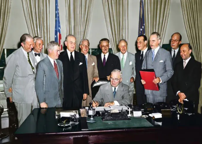 Präsident Truman unterzeichnet den Nato-Vertrag, 24. August 1949